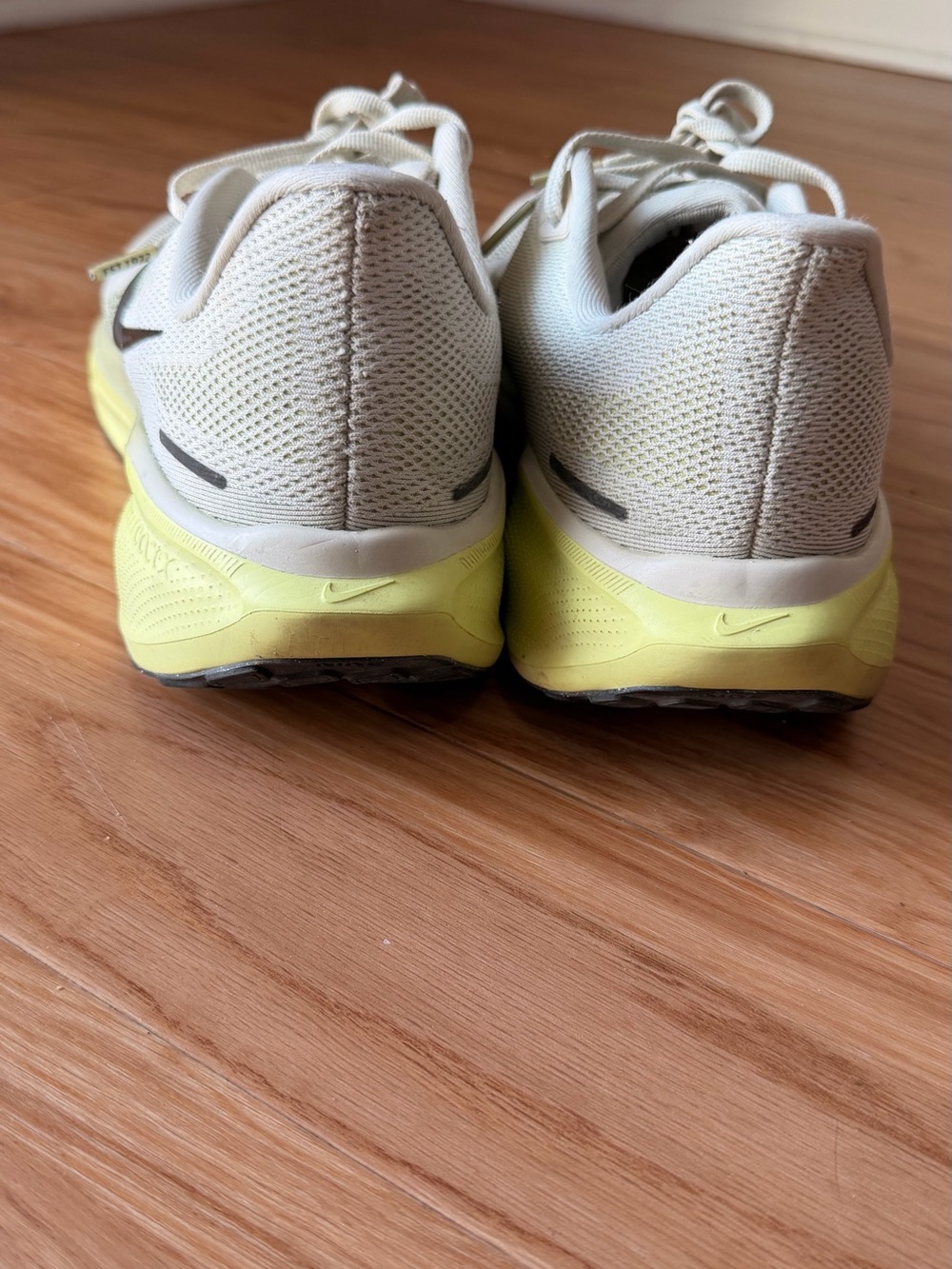 Nike men's White and Yellow Athletic Running Shoes with Black Swoosh - Picture 3 of 4